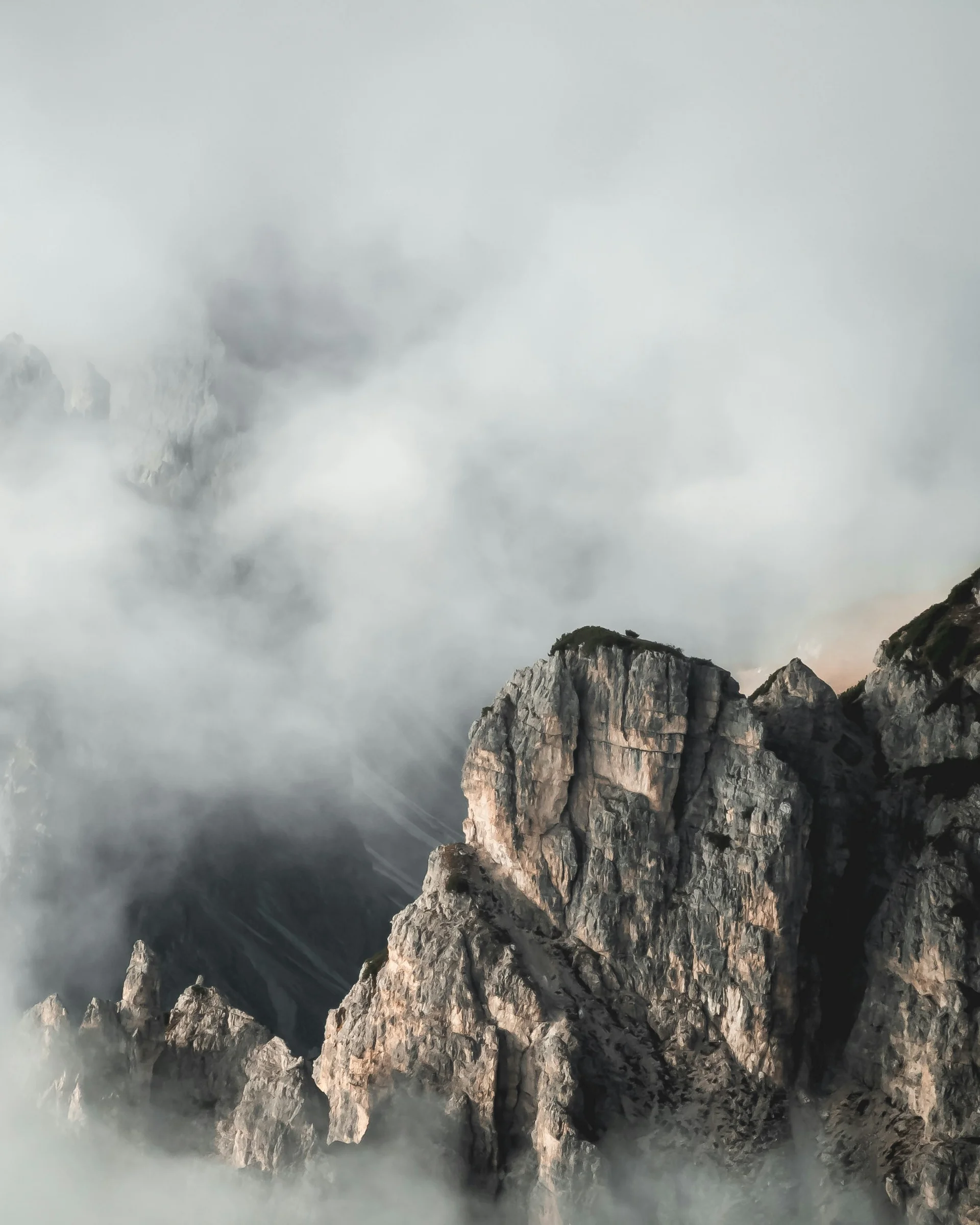 A hideaway for your exclusive holiday in Val Pusteria/Pustertal Rocky mountain peaks surrounded by thick fog