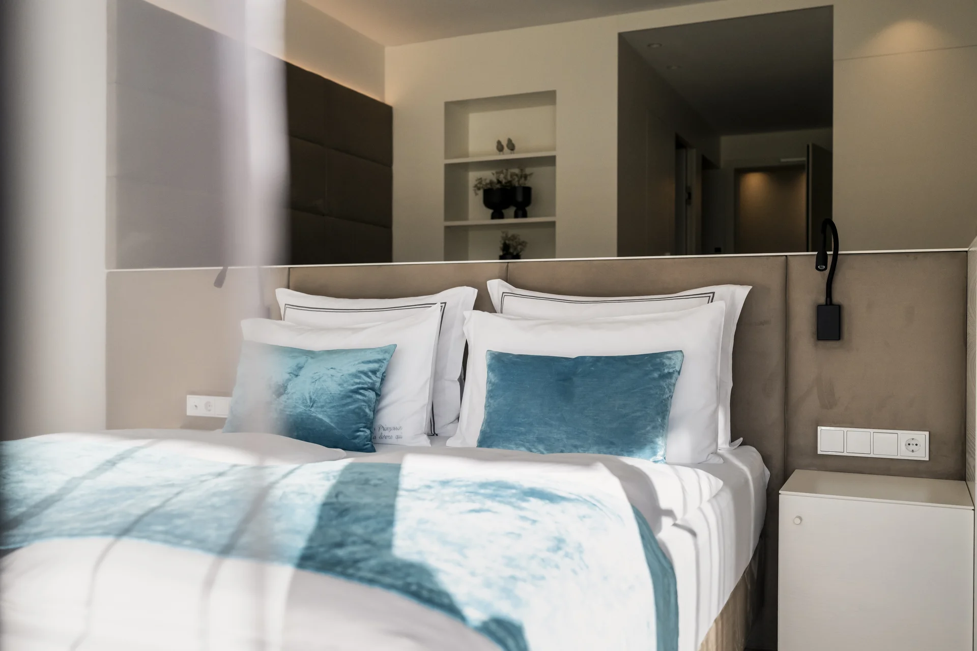 Hotel Monika in Sexten: Wohlbefinden inmitten der Dolomiten Modernes Schlafzimmer mit weißen und blauen Kissen und Decken