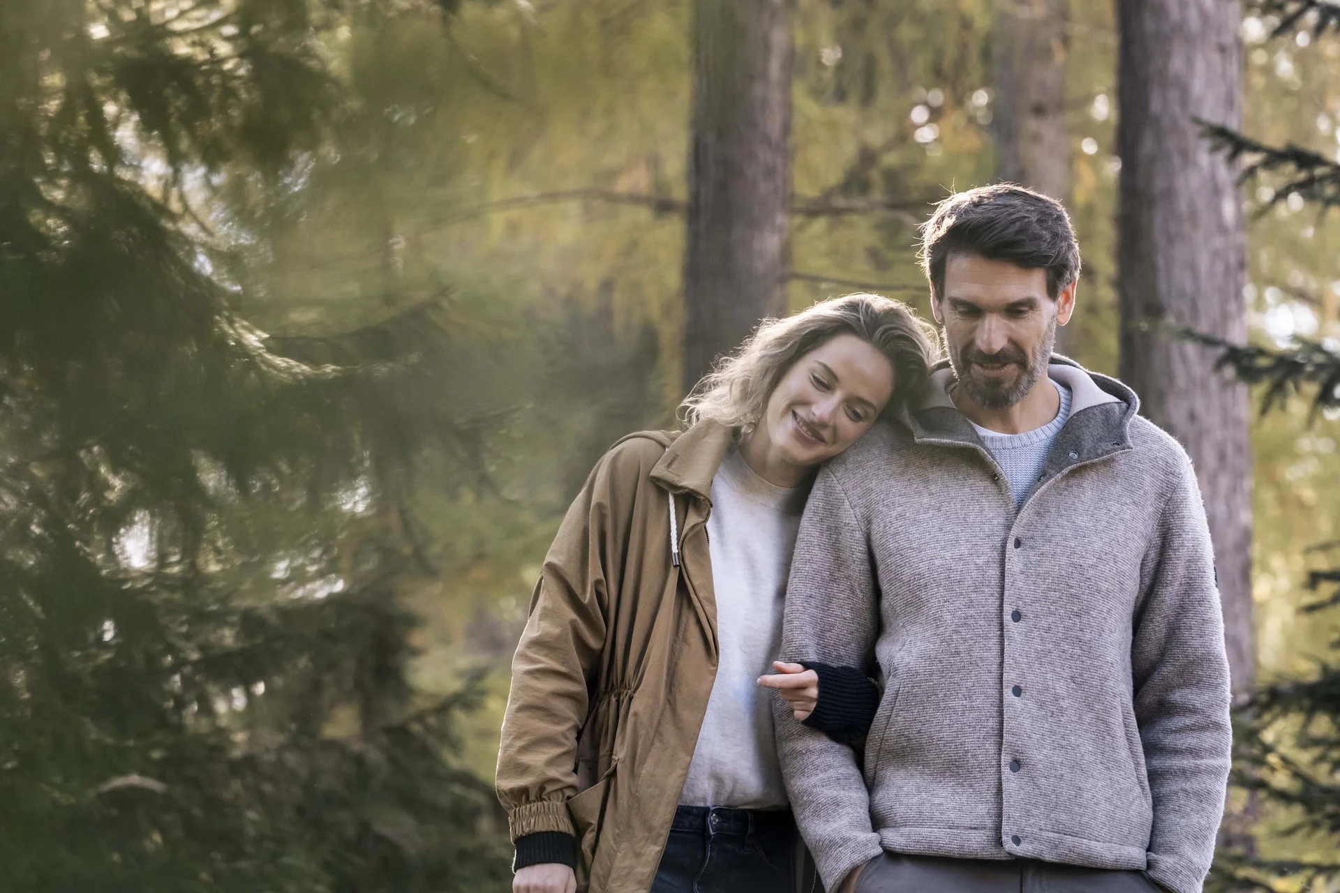 Hotel Monika in Sexten: Wohlbefinden inmitten der Dolomiten Paar geht gemütlich im herbstlichen Wald spazieren