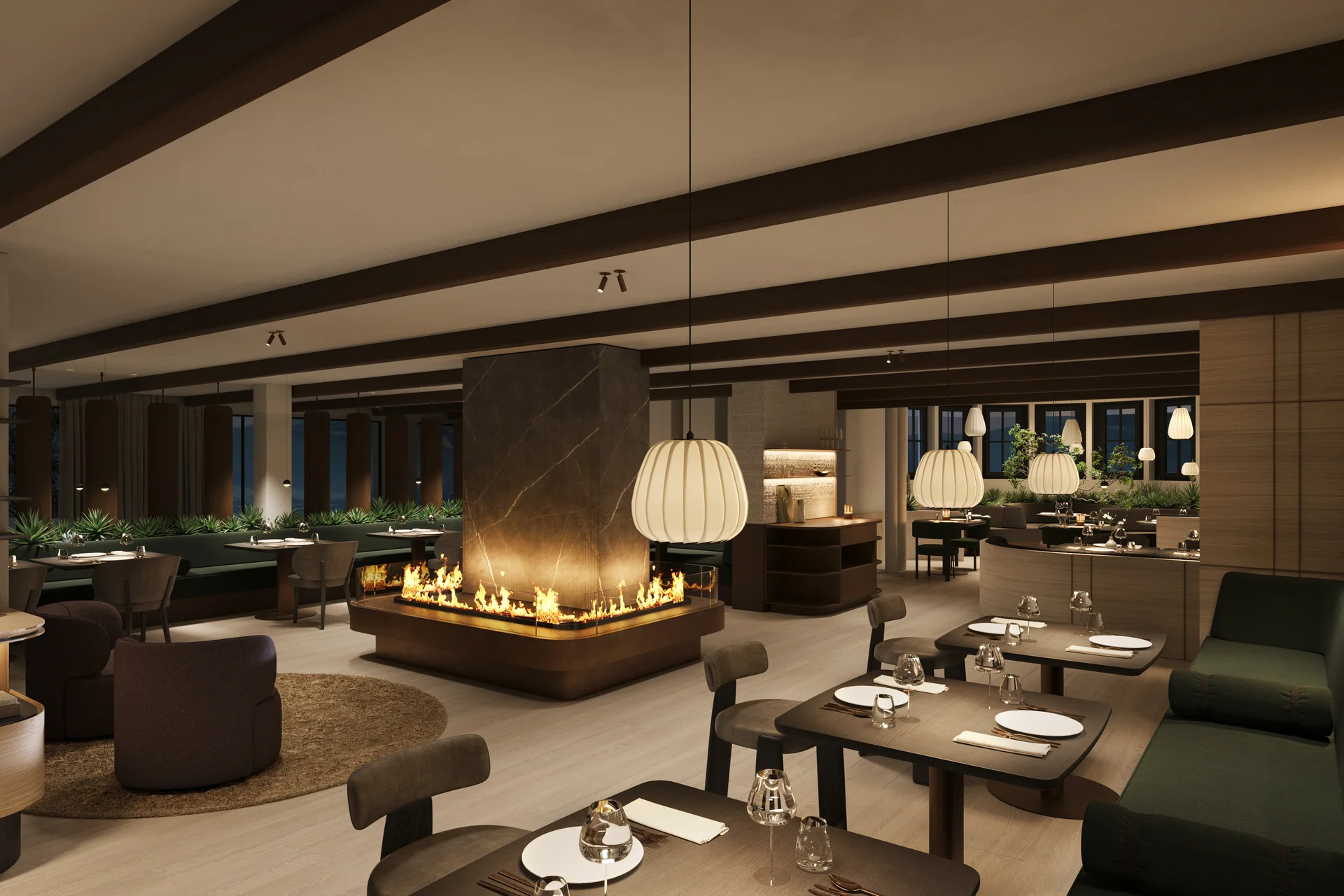 Hotel Monika in Sexten: Wohlbefinden inmitten der Dolomiten Modernes Restaurant mit zentralem Kamin und stilvoll eingedeckten Tischen