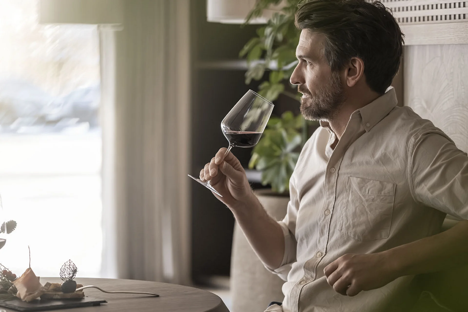Café the bosco: ein Ort des Genusses und der Begegnung Mann genießt einen Rotwein in modern eingerichteter Umgebung
