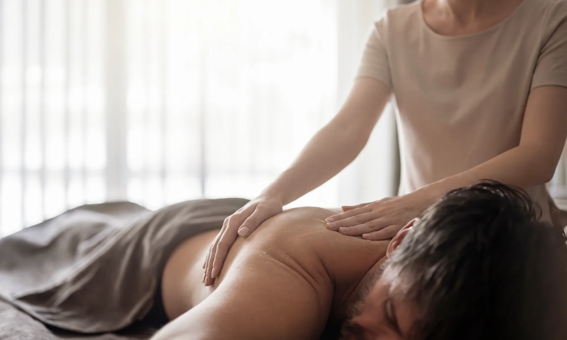 Hotel Monika: eine neue Dimension von Luxus Mann erhält professionelle Rückenmassage in ruhiger Umgebung