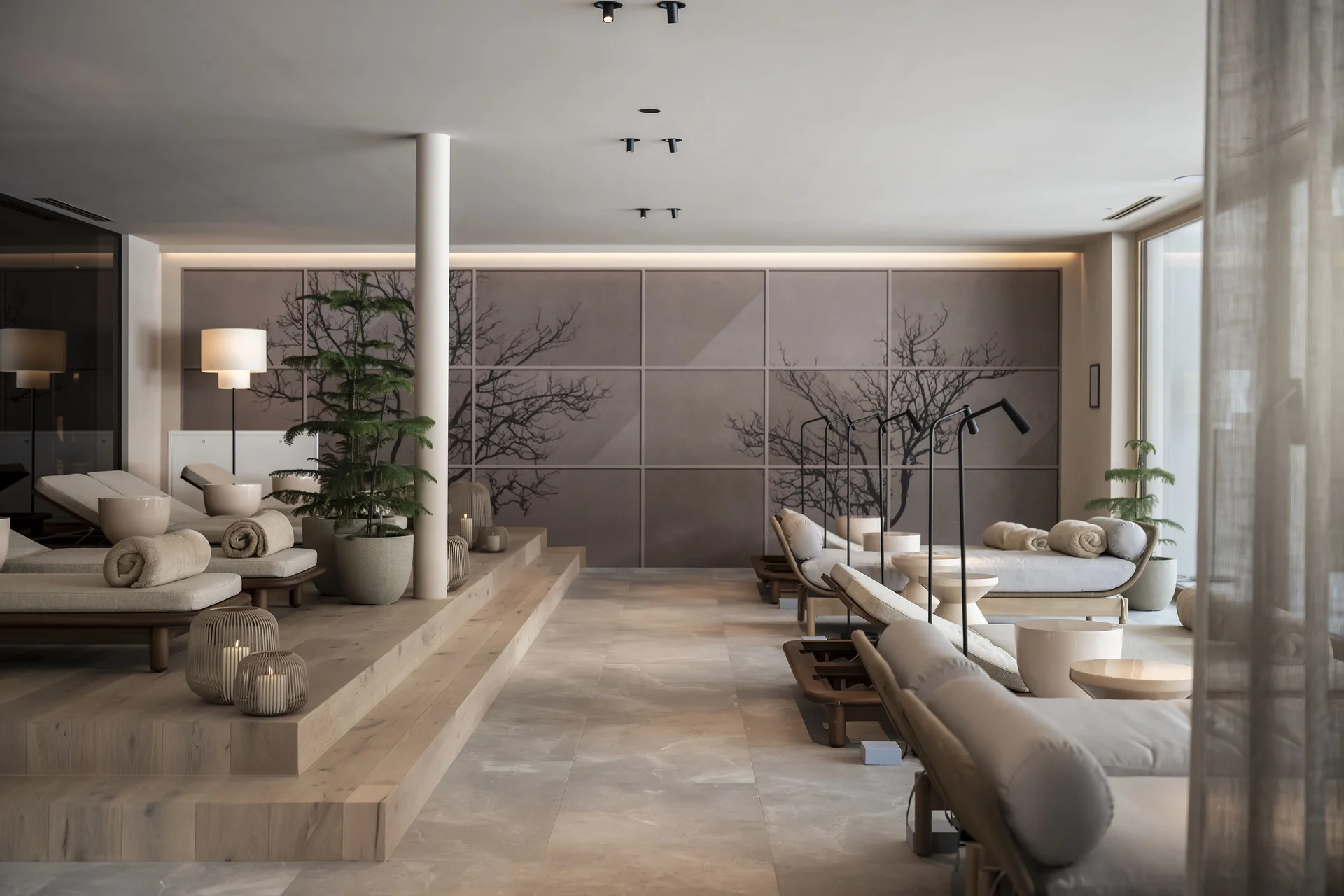 Hotel Monika: Ihr Adults-only-Wellnesshotel in Südtirol Moderner Wellnessbereich mit Liegen, Pflanzen und Kerzen