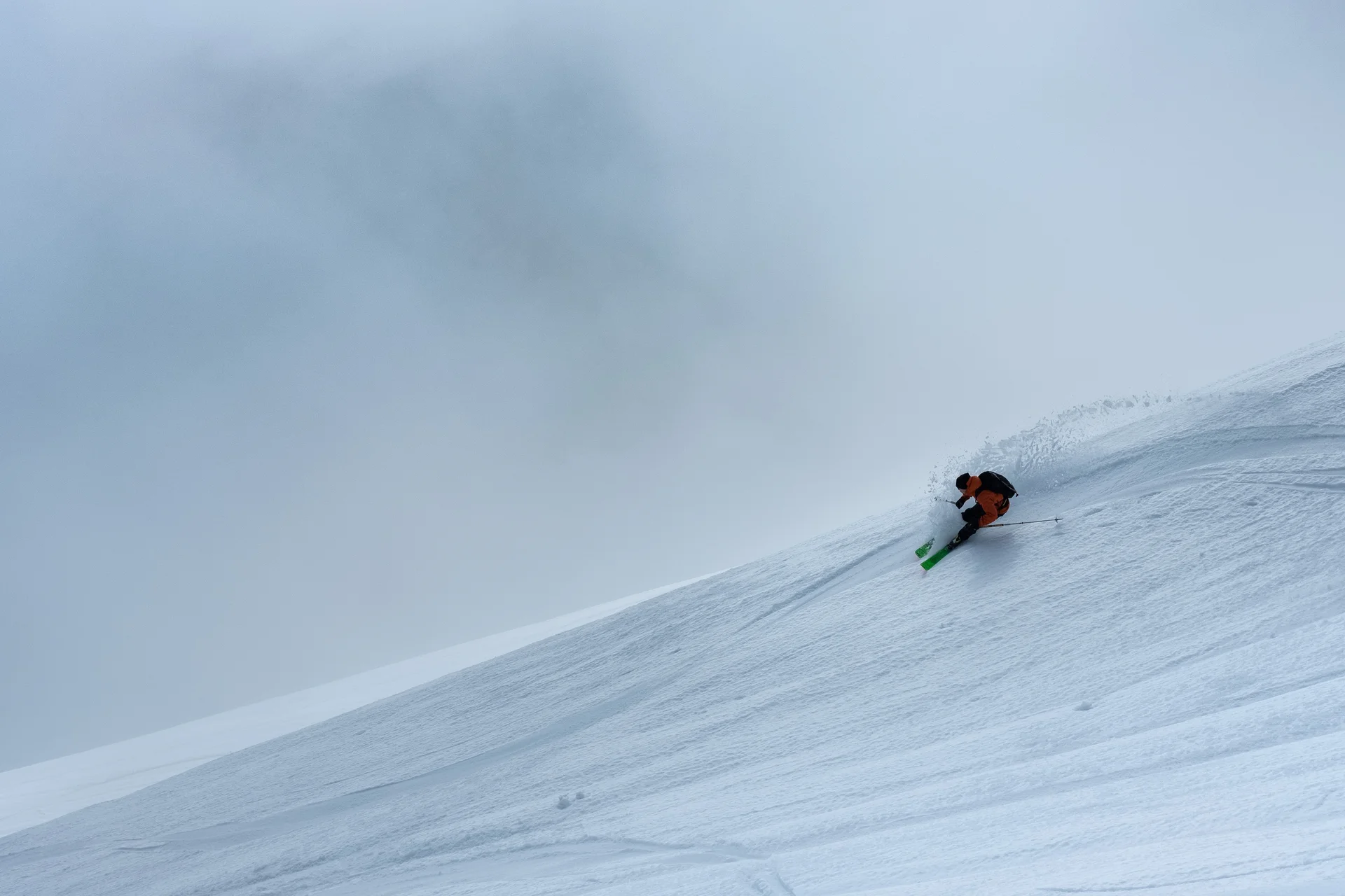 Winterurlaub, der bereichert – im Skihotel in den Dolomiten Skifahrer fährt steilen, verschneiten Berg im Nebel hinunter