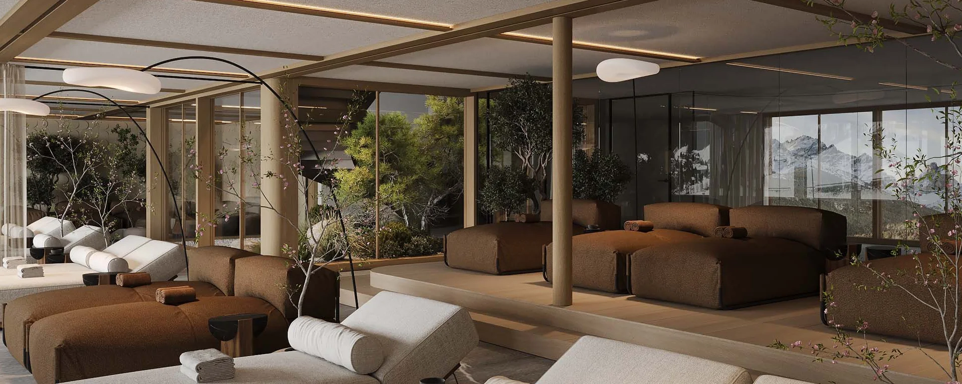 Hotel Monika in Sexten: Wohlbefinden inmitten der Dolomiten Moderner Ruheraum mit Liegen und großen Fenstern mit Bergblick