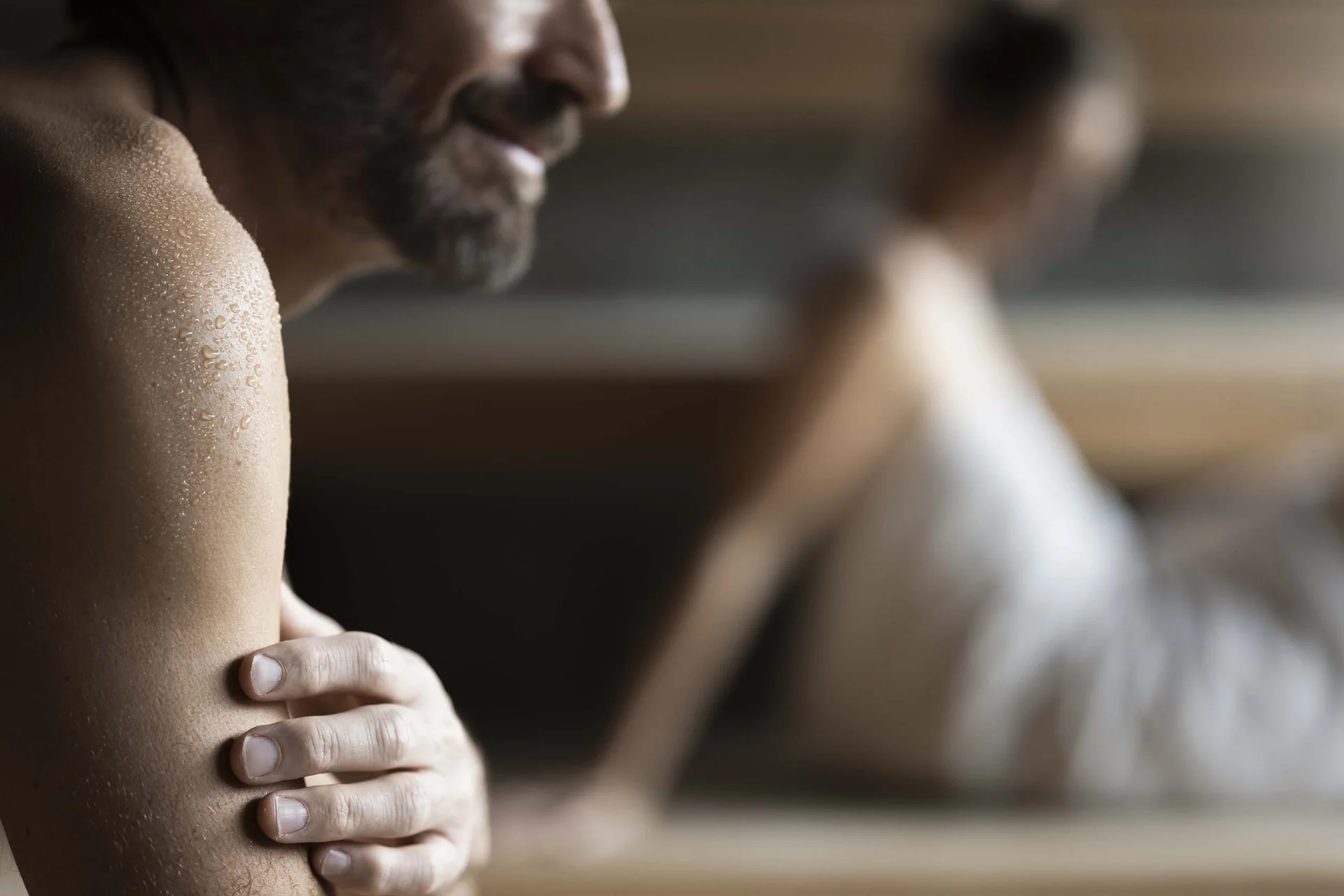 Hotel Monika in Sexten: Wohlbefinden inmitten der Dolomiten Mann und Frau entspannen nass in einer Sauna