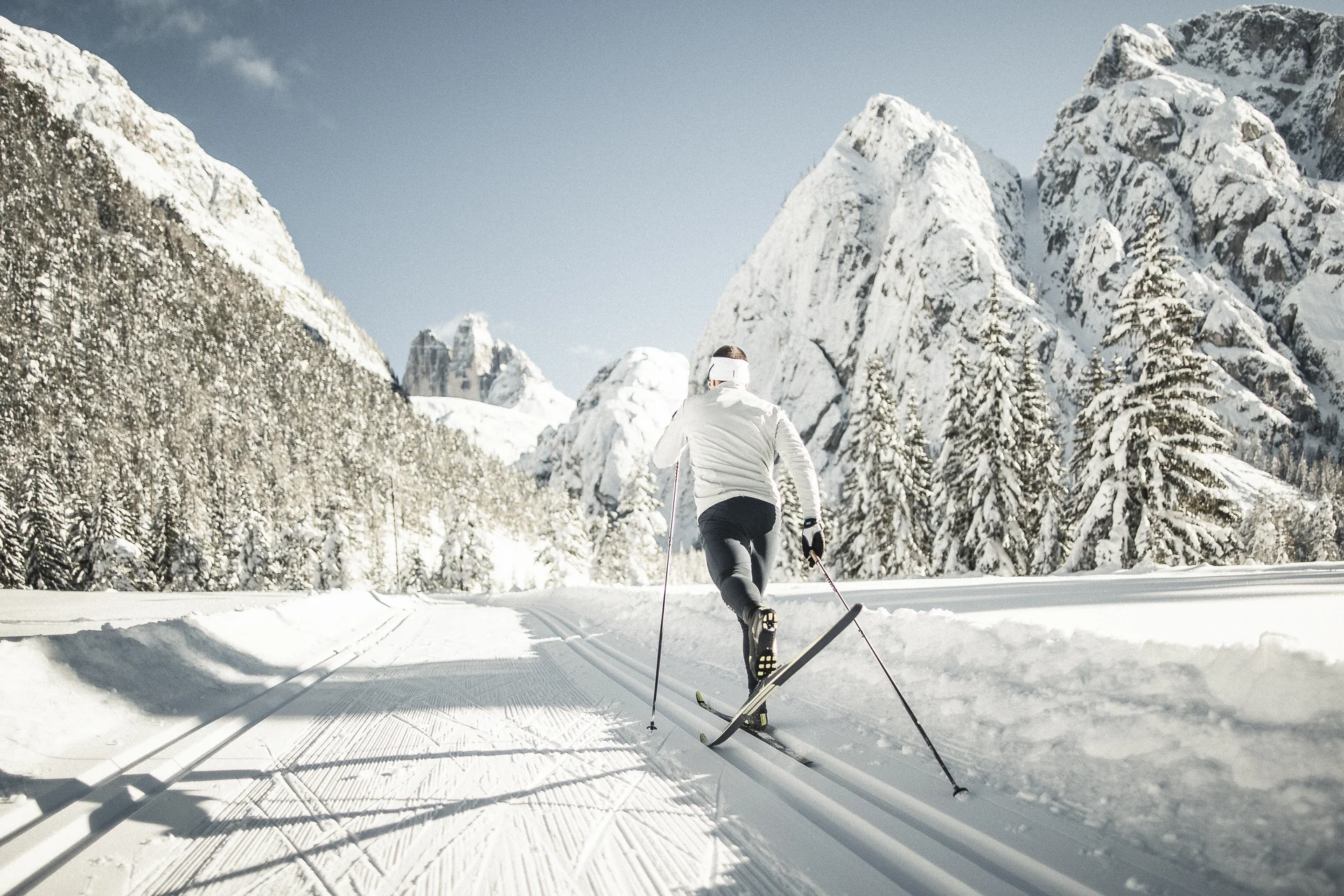 Winterurlaub, der bereichert – im Skihotel in den Dolomiten Langläufer fährt auf schneebedeckter Spur mit Bergen im Hintergrund