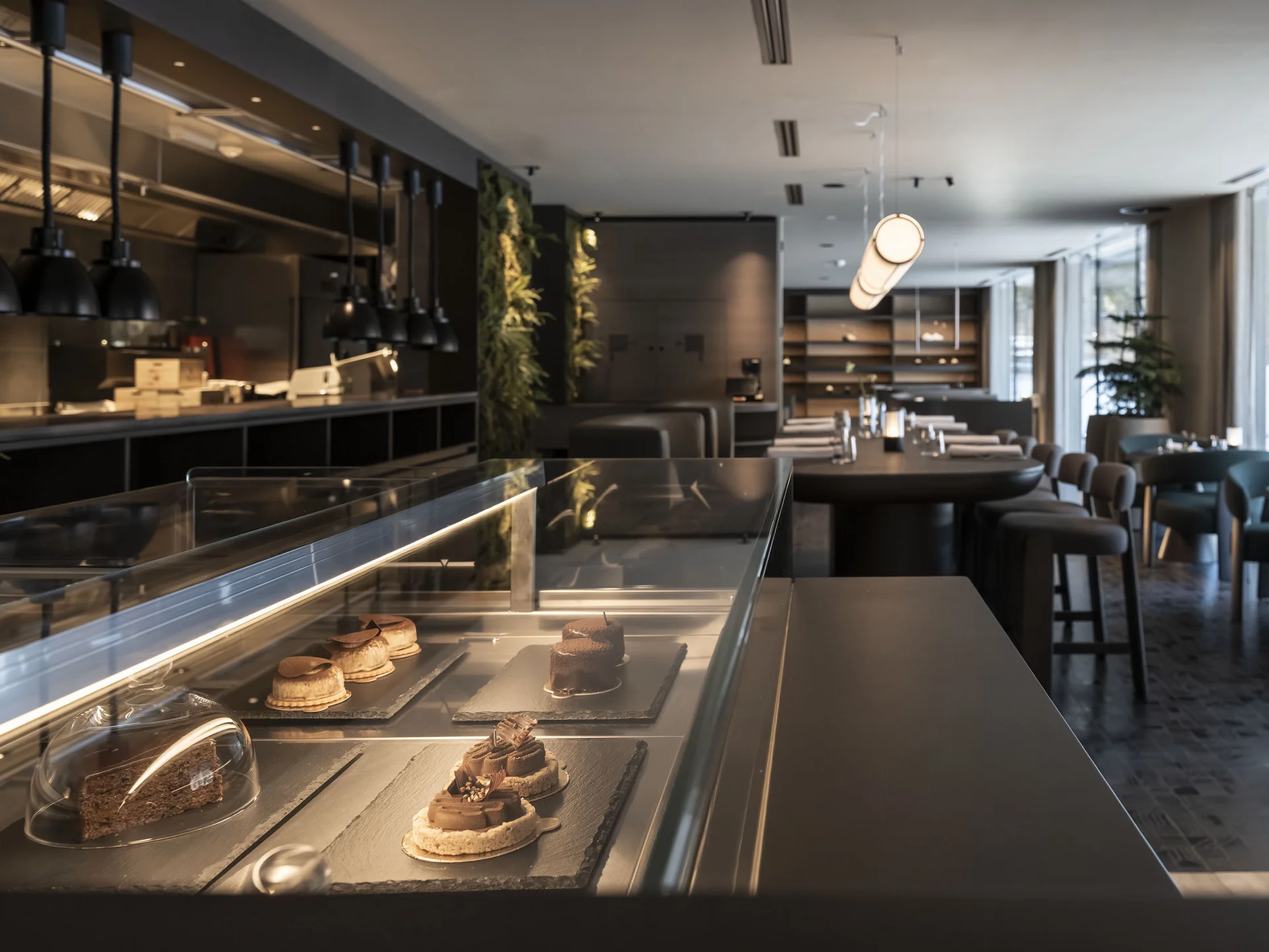 Café the bosco: ein Ort des Genusses und der Begegnung Moderne Café-Innenansicht mit Dessertvitrine und Sitzbereich