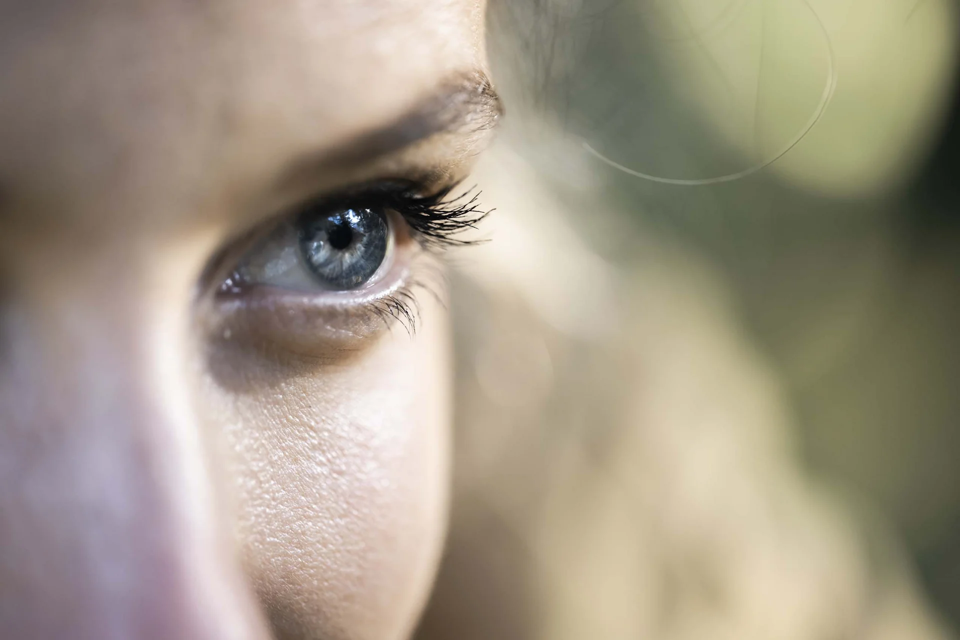 Hotel Monika in Sexten: Wohlbefinden inmitten der Dolomiten Nahaufnahme eines blauen Auges mit langen Wimpern