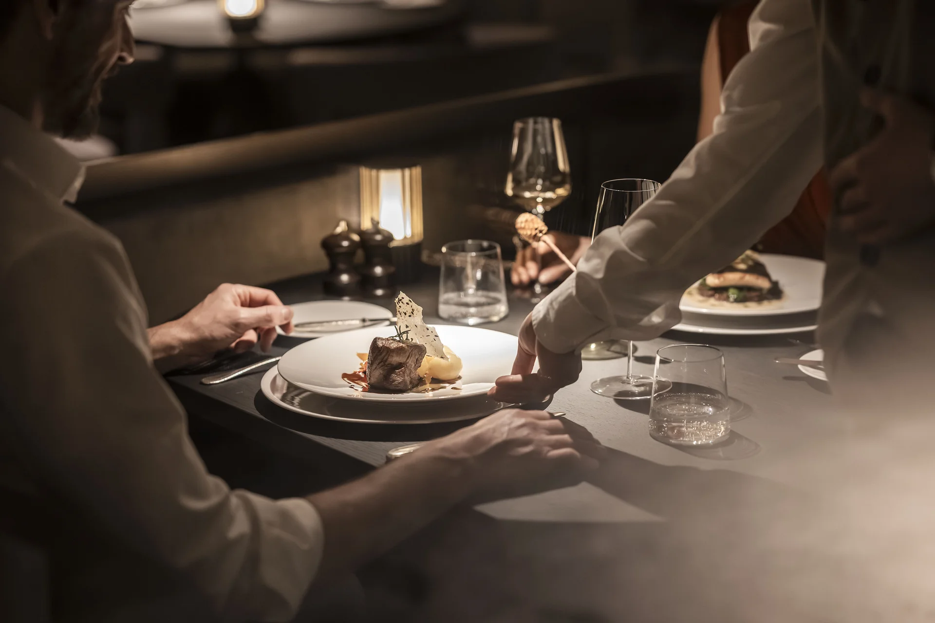 Hotel Monika in Sexten: Wohlbefinden inmitten der Dolomiten Romantisches Abendessen mit serviertem Gourmetgericht im Restaurant