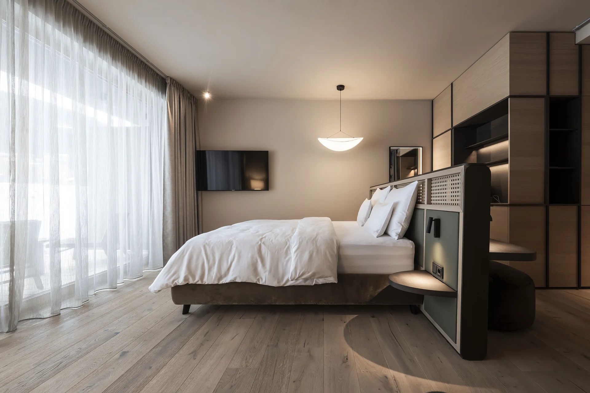 Hotel Monika: eine neue Dimension von Luxus Modernes Schlafzimmer mit großem Bett und Tageslicht durch transparente Vorhänge