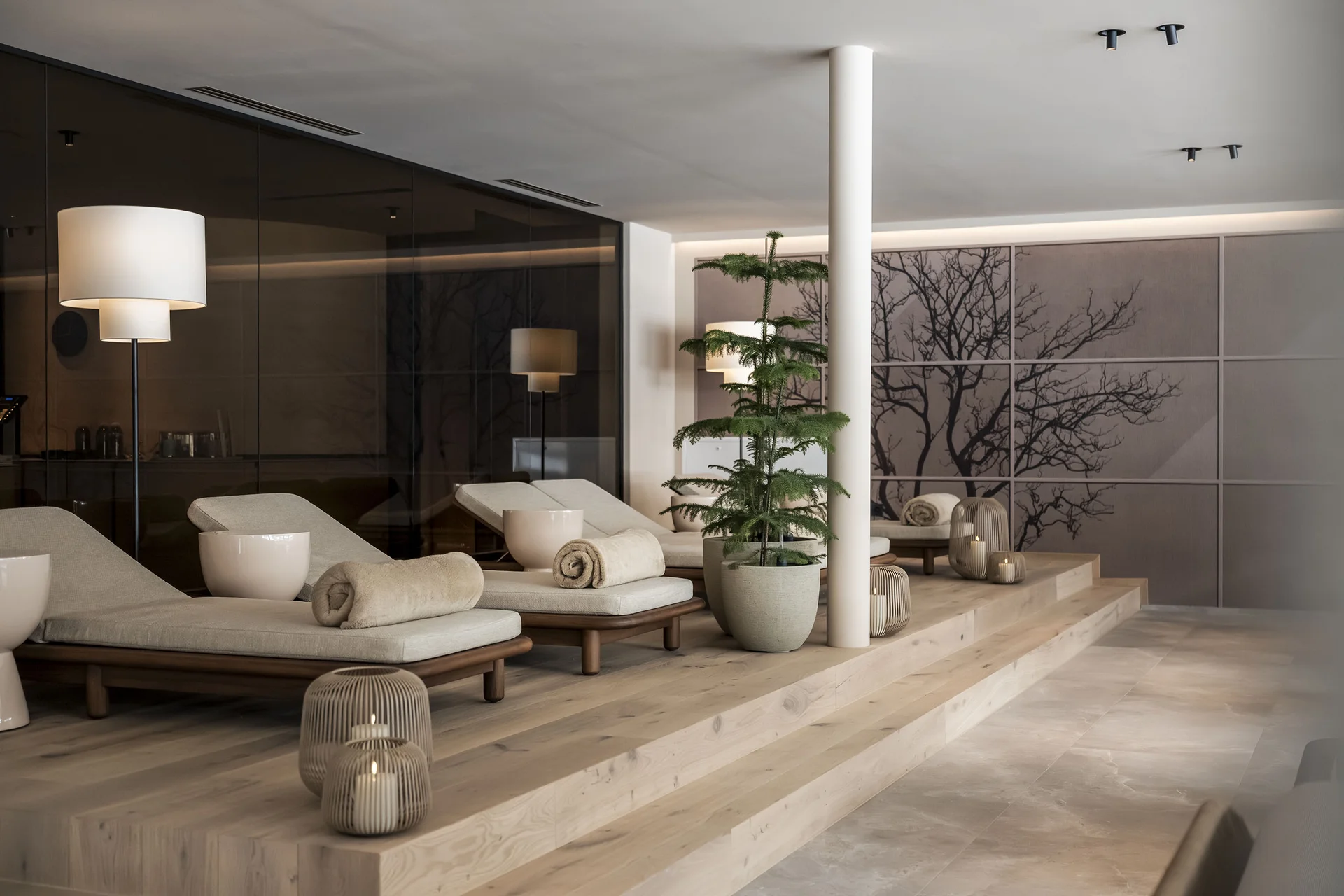 Hotel Monika in Sexten: Wohlbefinden inmitten der Dolomiten Moderne Spa-Lounge mit Liegestühlen, Pflanzen und gedimmter Beleuchtung