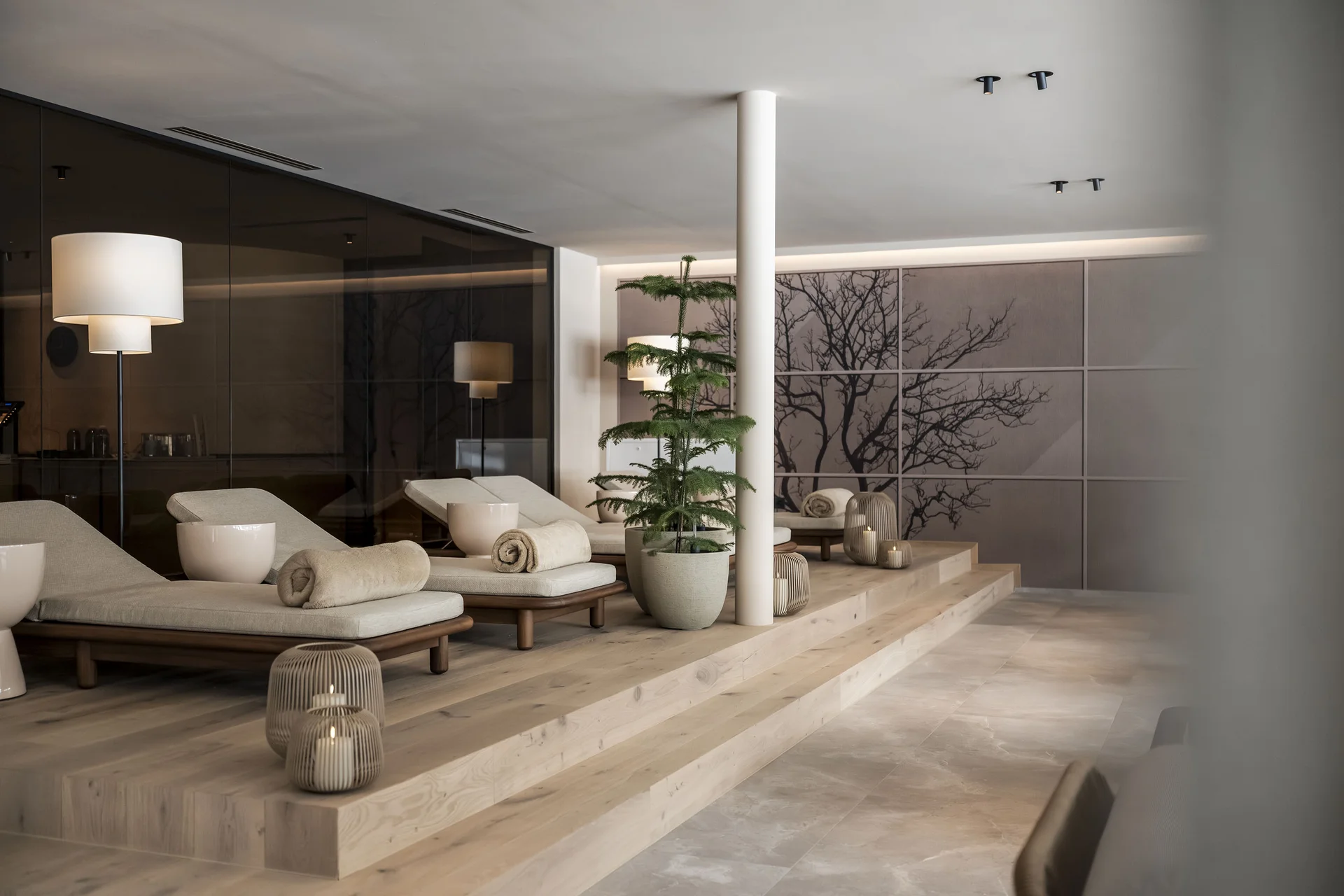 Hotel Monika in Sexten: Wohlbefinden inmitten der Dolomiten Moderne Spa-Lounge mit Liegestühlen, Pflanzen und gedimmter Beleuchtung