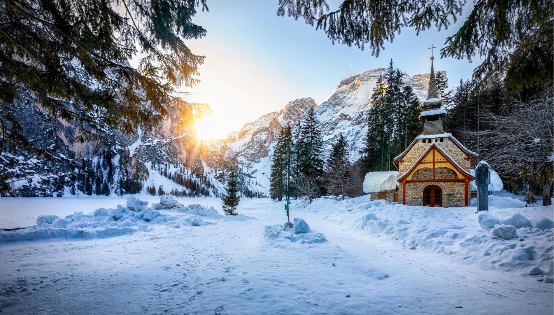 Die Kappelle am Pragser Wildsee im Winter