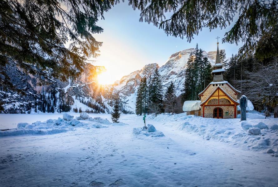 Die Kappelle am Pragser Wildsee im Winter